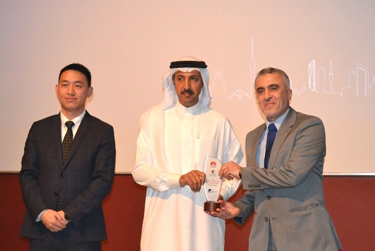 الجامعة العربية المفتوحة تتلقى تكريمًا من هواوي البحرين خلال الحفل الختامي لبرنامج تنمية المواهب (3).jpg